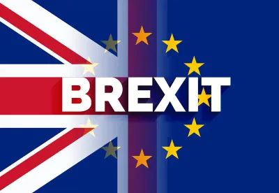 Brexit-Symbolbild: Geteilte Darstellung der britischen Flagge und der EU-Flagge mit dem Schriftzug ‚BREXIT‘